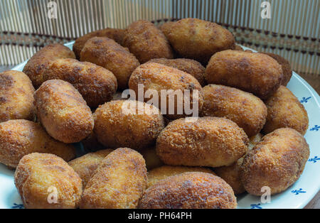 Nahaufnahme der Hausgemachte Kroketten gebraten auf einem Teller serviert. Typisches Essen in Spanien und Frankreich Stockfoto