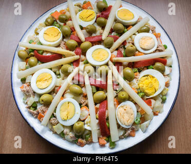 Runde Schale mit Russischer Salat, typisches Essen in Spanien Stockfoto