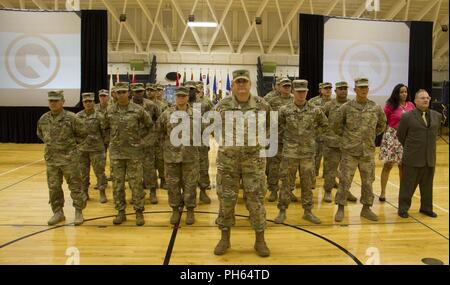 FORT KNOX, Ky. - Soldaten und Zivilisten aus dem 1 Theater Sustainment Command stand auf der Parade Rest während der Weißen Team Umschichtung Zeremonie am Sadowski, Juni 20. Die Mannschaft eingesetzt zu Kuwait im Dezember und verbrachte sechs Monate dort, in verschiedene Länder reisen in den Nahen Osten, zur Unterstützung ihrer Mission. Stockfoto