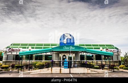 Agadir, NY/USA, 9. Juni 2018: Vorne Außenansicht des Retro diner Tasse und Untertasse. Stockfoto