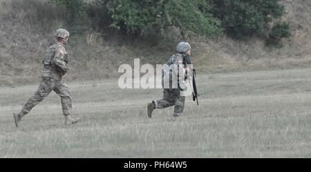 Spc. James Moto, medizinische Forschung und Materiel Command, läuft durch einen Combat Training Lane während der 2018 U.S. Army Medical Befehl besten Krieger Wettbewerb im Camp Bullis, Texas, 26. Juni 2018. MEDCOM durchgeführt die besten Krieger Wettbewerb 2018 in Verbindung mit der Armee Nord-, Süd- und Armee Armee Installation Management Command der NCO und Soldat, der besten MEDCOM und der Armee Warrior Ethos für die Teilnahme am Wettbewerb an der Armee Ebene vertreten zu wählen. Stockfoto