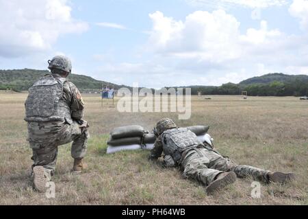 Staff Sgt. Sidney Norman, Army Medical Abt. Zentrum und Schule, Brände einer M-16 während eines Combat Training Lane während der 2018 U.S. Army Medical Befehl besten Krieger Wettbewerb im Camp Bullis, Texas, 26. Juni 2018. Das BWC ist eine jährliche einwöchige Veranstaltung Soldaten auf Ihre körperlichen und geistigen Fähigkeiten. Die top NCO und Soldat wird weiter in der Armee zu konkurrieren - breite BWC am Fort A.P. Hill, Virginia. Stockfoto