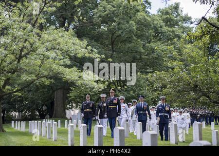 Mitglieder aus allen fünf Zweigen der US-Streitkräfte in der Gemeinsamen vollen militärischen Ehren Trauerfeier des ehemaligen US-Verteidigungsminister Frank C. Carlucci in Abschnitt 48 der Arlington National Cemetery, Arlington, Virginia, 26. Juni 2018 teilnehmen. Carlucci serviert für zwei Jahre als Leutnant der US-Marine während des Koreakrieges. An November 23, 1987, folgte er Casper Weinberger als Verteidigungsminister während der Reagan- Administration. Während dieser 14 Monate, Carlucci viel tat, Außen- und Militärpolitik zu fördern, sowie den Verteidigungshaushalt während der Börse cras verwalten Stockfoto