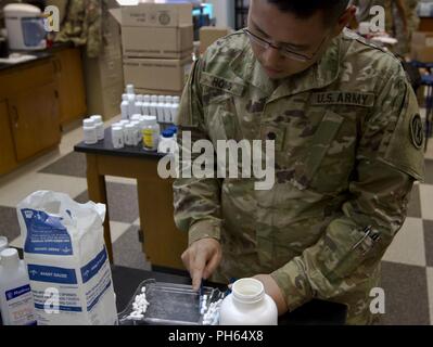 Spc. Benjamin S. Hong, eine Apotheke Techniker in der US-Armee, die für die Buchung der 1984Th U.S. Army Hospital, Sitz und Hauptverwaltung Loslösung, 9 Mission unterstützt den Befehl aus Honolulu, Hawaii zugewiesen, füllt ein Rezept bei Tropic Care 2018 in Kea'au, Hawaii, 23. Juni 2018. Tropic Care 2018 ist eine innovative Readiness Training Ereignis, das läuft von Juni 18-28 konzipiert Soldat Bereitschaft zu erhöhen und gleichzeitig auch die Gemeinschaft von Kea'au, und seine Umgebung. Stockfoto