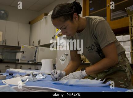 Sgt. Ivelisse Acevedo, eine Operation, die Zimmer und Sterilisation Techniker in der US-Armee, die für die Buchung der 1984Th U.S. Army Hospital zugewiesen sind, 9. die Mission unterstützt den Befehl aus Honolulu, Hawaii, Pakete sterilisiert Instrumentierung für den Einsatz während der Tropic Care 2018 in Kea'au, Hawaii, 23. Juni 2018. Tropic Care 2018 ist eine innovative Readiness Training Ereignis, das läuft von Juni 18-28 konzipiert Soldat Bereitschaft zu erhöhen und gleichzeitig auch die Gemeinschaft von Kea'au, und seine Umgebung. Stockfoto