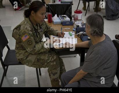 1 Leutnant Emma Migrino, eine Krankenschwester in der US-Armee, die für die Buchung der 1984Th U.S. Army Hospital zugewiesen sind, 9. die Mission unterstützt den Befehl aus Honolulu, Hawaii, zeichnet die Vitalparameter eines Patienten während der Tropic Care 2018 in Kea'au, Hawaii, 24. Juni 2018. Tropic Care 2018 ist eine innovative Readiness Training Ereignis, das läuft von Juni 18-28 konzipiert Soldat Bereitschaft zu erhöhen und gleichzeitig auch die Gemeinschaft von Kea'au, und seine Umgebung. Stockfoto