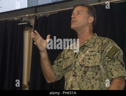 SAN DIEGO (26. Juni 2018) Adm. John aquilino, Kommandeur der US-Pazifikflotte, gibt Erläuterungen für den Carrier Strike Group (CSG) 4 und CSG 15 Mitarbeiter Kreuz Gespräche Konferenz an der Naval Base Point Loma. Die Veranstaltung gab die Führung die Möglichkeit, aktuelle operative Verfahren zu erörtern und die Bedeutung der Ausbildung mit einer einheitlichen Norm zu verstärken. Stockfoto