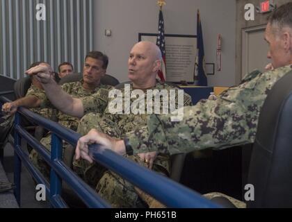 SAN DIEGO (26. Juni 2018) Adm. Christopher Grady, Commander, US-Flotte Kräfte, Mitte, und Adm. John aquilino, Kommandeur der US-Pazifikflotte, Links, beantworten Fragen während der Carrier Strike Group (CSG) 4 und CSG 15 Mitarbeiter Kreuz Gespräche Konferenz an der Naval Base Point Loma. Die Veranstaltung gab die Führung die Möglichkeit, aktuelle operative Verfahren zu erörtern und die Bedeutung der Ausbildung mit einer einheitlichen Norm zu verstärken. Stockfoto