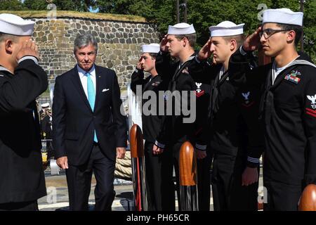 Norwegen (25. Juni 2018) Kenneth J. Braithwaite, US-Botschafter in Norwegen, Boards der Arleigh-Burke-Klasse geführte Anti-raketen-Zerstörer USS Bainbridge (DDG96) während eines geplanten Hafen besuch in Oslo, Norwegen, 25. Juni 2018. Bainbridge, homeported in der Naval Station Norfolk, ist die Durchführung von naval Operations in den USA 6 Flotte Bereich der Maßnahmen zur Unterstützung der US-amerikanischen nationalen Sicherheitsinteressen in Europa und Afrika. Stockfoto