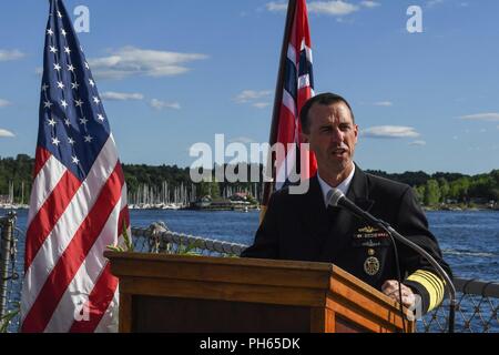 Norwegen (25. Juni 2018) Leiter der Marineoperationen Adm. John Richardson liefert Erläuterungen bei einem Empfang an Bord der Arleigh-Burke-Klasse geführte Anti-raketen-Zerstörer USS Bainbridge (DDG96) in Oslo, Norwegen, 25. Juni 2018. Bainbridge, homeported in der Naval Station Norfolk, ist die Durchführung von naval Operations in den USA 6 Flotte Bereich der Maßnahmen zur Unterstützung der US-amerikanischen nationalen Sicherheitsinteressen in Europa und Afrika. Stockfoto