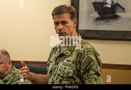 IMPERIAL BEACH, Calif (26. Juni 2018) Adm. John aquilino, Kommandeur der US-Pazifikflotte spricht mit Küsten Riverine Group (CRG) (1) Der Leiter der Verwirrung bei seinem Besuch in Naval Outlying Landeplatz Imperial Beach. CRG stellt eine Kernkompetenz hohe benannten zu verteidigen-value Assets über die grün-blaue Wasser Umgebungen und liefert einsetzbare Adaptive Kraft Pakete (AFP) weltweit zu integrierten, gemeinsamen und kombinierte Theater. Stockfoto