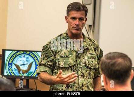 IMPERIAL BEACH, Calif (26. Juni 2018) Adm. John aquilino, Kommandeur der US-Pazifikflotte spricht mit Küsten Riverine Group (CRG) (1) Der Leiter der Verwirrung bei seinem Besuch in Naval Outlying Landeplatz Imperial Beach. CRG stellt eine Kernkompetenz hohe benannten zu verteidigen-value Assets über die grün-blaue Wasser Umgebungen und liefert einsetzbare Adaptive Kraft Pakete (AFP) weltweit zu integrierten, gemeinsamen und kombinierte Theater. Stockfoto