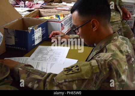 Us Army 1st Lieutenant Michael Zuniga, Charlie Batterie Executive Officer, 5-52 Air Defense Artillery, prüft auf Diskrepanzen auf Karriere Synopse eines fiktiven Soldaten während einer besten Krieger Wettbewerb, 19. Juni 2018, im Al Udeid Air Base, Katar. Die Konkurrenz geprüft Soldat ist physisch und Führungsqualitäten beweisen, wer die meisten Runden Soldat war. Stockfoto