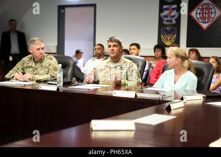 Us-Armee Oberst Neil Khatod, Kommandant der 2d Theater Signal Brigade, führt ein Rathaus Juni 27, 2018, in Wiesbaden, Deutschland. Khatod sprach mit der Feuerwehr über seine Vision und Führung der Philosophie, und beantwortet Fragen aus der Belegschaft persönlich und online teilnehmen. Stockfoto