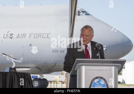 Georgia Regler Nathan Deal gibt Erläuterungen während der 50-Jahr-Feier zur Erinnerung an die C-5 Galaxy der Dienst bei der US Air Force und der letzten C-5 M Super Galaxy (im Hintergrund) für den betrieblichen Einsatz geliefert, bei Lockheed Martin in Marietta, Georgia, 26. Juni 2018. Die C-5 M Super Galaxie wird dem 439Th Airlift Wing an Westover Air Reserve Base, Massachusetts geliefert werden. Stockfoto