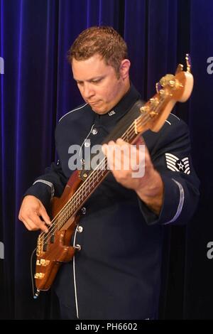 Tech. Sgt. Matt Buchanan, ein Bassist mit der Air National Guard Band des Südwestens, erwärmt, bevor Sie an KTUL studio Juni 26, 2018 in Tulsa, Okla. Als Teil ihrer jährlichen Tour, die Band ist sie in Konzerten über Kansas und Oklahoma. (Air National Guard Stockfoto