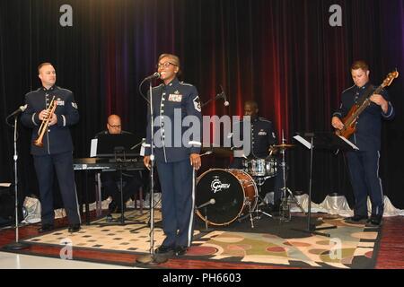 Mitglieder der Air National Guard Band des Südwestens Proben, bevor Ihre Leistung bei KTUL studio Juni 26, 2018 in Tulsa, Okla. Als Teil ihrer jährlichen Tour, die Band ist sie in Konzerten über Kansas und Oklahoma. (Air National Guard Stockfoto