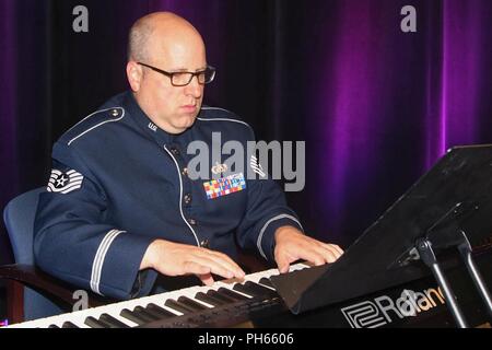 Tech. Sgt. Martin Witzcak, Tastatur Spieler mit der Air National Guard Band des Südwestens, erwärmt, bevor Sie an KTUL studio Juni 26, 2018 in Tulsa, Okla. Als Teil ihrer jährlichen Tour, die Band ist sie in Konzerten über Kansas und Oklahoma. (Air National Guard Stockfoto