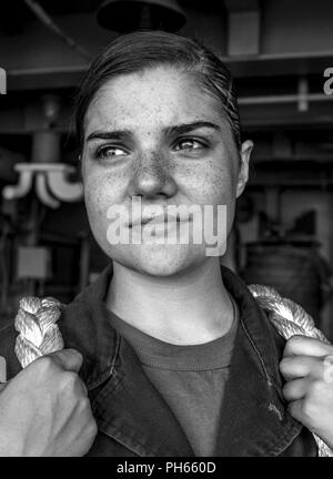 (26. Juni 2018) Seaman Amber Jordanien, von Dallas, posiert für ein Portrait an Bord der Flugzeugträger USS George H.W. Bush (CVN 77). Jordanien ist eine professionelle Ausbildung Karriere Track (PACT) Seemann, der die Marine verband mit Aspirationen des Werdens ein Hospital corpsman, aber jetzt arbeitet an sich zu einem bootsmann mate. Sie liebt sich ihre Hände schmutzig und ist stolz darauf, Teil eines Jobs, der seit der Gründung der Marine bestanden hat. Sie verband die Marine, weil sie fühlte immer hat eine Notwendigkeit, die auf der Welt zu geben. Sie plant die Marine am Ende ihrer Dienstzeit zu verlassen und eine Karriere verfolgen Stockfoto