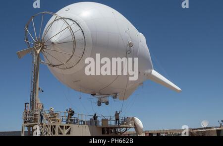 YUMA, Ariz (18. Juni 2018) - die Teilnehmer des NATO-Unified Vision 18 bereiten Sie eine Aerostat an Bord der Yuma Proving Ground in Yuma, Ariz Der Aerostat zu starten wird verwendet, um 24h Überwachung der Schlacht Raum bieten und Bodentruppen mit mehr Sicherheit und Informationen zur Verfügung. Unified Vision ist eine halbjährlich erscheinende Studie entwickelt, um sicherzustellen, dass gemeinsame Intelligenz Überwachung und Aufklärung Vermögenswerte aus der NATO und die NATO in der Lage sind, zusammen zu arbeiten Sicherheit Herausforderungen reichen von konventionellen Bedrohungen durch Terrorismus und die Modernisierung des Bündnisses beitragen, die neue t zu Gesicht Stockfoto