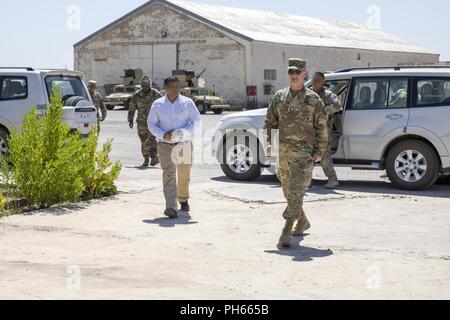 Us-Armee Generalmajor Walter Piatt, stellvertretender Kommandeur des Übergangs von Combined Joint Task Force - inhärenten lösen, und das Team der Task Group Taji, kommen im Norden Bagdads Operations Command für eine kurze im Camp Taji, Irak, 21. Juni 2018. Durch beschleunigte Erfolge gegen ISIS im Jahr 2017 aktiviert, Koalition Unterstützung für unsere Partner entwickelt, wie wir unsere Partner bei der Bereitstellung von Sicherheit, die Stabilisierung unterstützen. Stockfoto