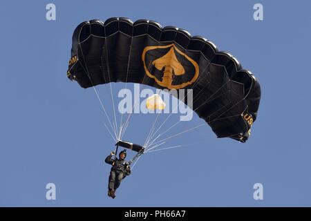 Ein U.S. Special Operations Command die Demonstration Team Mitglied Para-Commandos Fallschirm Fallschirm zu Boden während der Krieger über den Wasatch Luft- und Raumfahrtmesse Juni 24, 2018, bei Hill Air Force Base in Utah. Die Para-Commandos bestehen aus dem aktiven Dienst spezielle Operatoren, wie Army Special Forces, Army Rangers, Navy SEALs, Air Force Combat Controller und Marine Räuber. Stockfoto