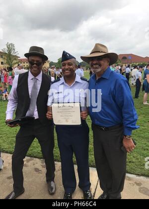 1 Leutnant Kenneth Ellison posiert für ein Foto mit seinem Vater, pensionierter Master Sgt. Tony Ellison, und sein Onkel, der pensionierte Chief Master Sgt. Rodney Ellison nach dem der Offizier Ausbildung Klasse 18-04 Graduierung Parade. Ellison beauftragt, nach 14 Jahren Dienst in Anspruch genommen und setzt das Erbe seiner Familie von kontinuierlichen Air Force Service seit sein Großvater 1947 eingetragen. Stockfoto