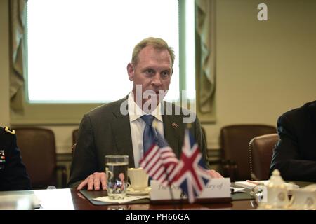Us-stellvertretender Verteidigungsminister Patrick M. Shanahan trifft sich mit Britischen Staatssekretär des Bundesministeriums der Verteidigung Stephen Lovegrove im Pentagon in Washington, D.C., 27. Juni 2018. Stockfoto