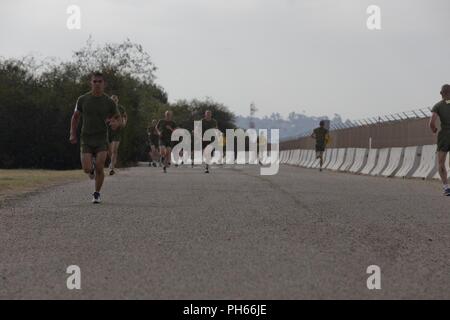 Rekruten mit Fox Unternehmen, 2. rekrutieren Ausbildung Bataillon, beginnen drei - Meile laufen Teils einer physischen Fitness Test beim Marine Corps Recruit Depot San Diego, Juni 25. In diesem Teil der Prüfung Rekruten müssen drei Meilen laufen. Jährlich mehr als 17.000 Männer aus den westlichen Recruiting Region rekrutiert werden an MCRD San Diego ausgebildet. Fox Unternehmen ist der Abschluss 12.08.10 geplant. Stockfoto