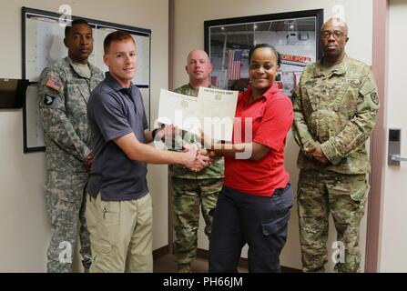 Sgt. Linda Pascal, Virgin Islands National Guard seiner 661 Militär Polizei Recht und Ordnung Loslösung, erhält Ihr Zertifikat von Staff Sgt. Patrick Sanders, Ft. Polk 91st militärischen Polizeiaufgebot, für den Abschluss einer mechanischen Steuerung hält (MACH) und Oleoresin capsicum (OC) Spritz- und X26-Serie taser Kurs als Teil des jährlichen Trainings an ft. Polk, LA, 26. Juni 2018. Dieses Training erneut und setzen die Mitglieder der seiner 661 Militär Polizei Recht und Ordnung Loslösung militärischer berufliche Spezialität zu verwenden. Stockfoto