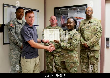 Pvt. 1. Klasse Shenequa Hector, Virgin Islands National Guard seiner 661 Militär Polizei Recht und Ordnung Loslösung, erhält Ihr Zertifikat von Staff Sgt. Patrick Sanders, Ft. Polk 91st militärischen Polizeiaufgebot, für den Abschluss einer mechanischen Steuerung hält (MACH) und X26-Serie taser Kurs als Teil des jährlichen Trainings an ft. Polk, LA, 26. Juni 2018. Dieses Training erneut und setzen die Mitglieder der seiner 661 Militär Polizei Recht und Ordnung Loslösung militärischer berufliche Spezialität zu verwenden. Stockfoto