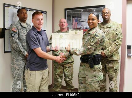 Spc. Karima Liburd, Virgin Islands National Guard seiner 661 Militär Polizei Recht und Ordnung Loslösung, erhält Ihr Zertifikat von Staff Sgt. Patrick Sanders, Ft. Polk 91st militärischen Polizeiaufgebot, für den Abschluss einer mechanischen Steuerung hält (MACH) und Oleoresin capsicum (OC) Spritz- und X26-Serie taser Kurs als Teil des jährlichen Trainings an ft. Polk, LA, 26. Juni 2018. Dieses Training erneut und setzen die Mitglieder der seiner 661 Militär Polizei Recht und Ordnung Loslösung militärischer berufliche Spezialität zu verwenden. Stockfoto