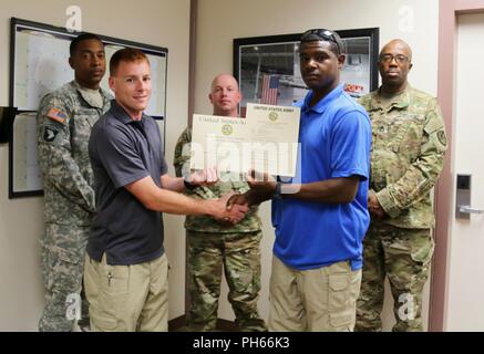 Spc. Donnell Samuel, Virgin Islands National Guard seiner 661 Militär Polizei Recht und Ordnung Loslösung, erhält sein Zertifikat von Staff Sgt. Patrick Sanders, Ft. Polk 91st militärischen Polizeiaufgebot, für den Abschluss einer mechanischen Steuerung hält (MACH) und Oleoresin capsicum (OC) Spritz- und X26-Serie taser Kurs als Teil des jährlichen Trainings an ft. Polk, LA, 26. Juni 2018. Dieses Training erneut und setzen die Mitglieder der seiner 661 Militär Polizei Recht und Ordnung Loslösung militärischer berufliche Spezialität zu verwenden. Stockfoto