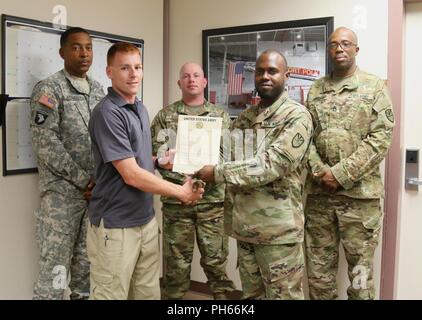 Staff Sgt. Akeem Inniss, Virgin Islands National Guard seiner 661 Militär Polizei Recht und Ordnung Loslösung, erhält sein Zertifikat von Staff Sgt. Patrick Sanders, Ft. Polk 91st militärischen Polizeiaufgebot, für den Abschluss einer mechanischen Steuerung hält (MACH) und Oleoresin capsicum (OC) Spritz- und X26-Serie taser Kurs als Teil des jährlichen Trainings an ft. Polk, LA, 26. Juni 2018. Dieses Training erneut und setzen die Mitglieder der seiner 661 Militär Polizei Recht und Ordnung Loslösung militärischer berufliche Spezialität zu verwenden. Stockfoto