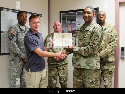 2 LT Charles Moorehead, Virgin Islands National Guard seiner 661 Militär Polizei Recht und Ordnung Loslösung, erhält sein Zertifikat von Staff Sgt. Patrick Sanders, Ft. Polk 91st militärischen Polizeiaufgebot, für den Abschluss einer mechanischen Steuerung hält (MACH) und X26-Serie taser Kurs als Teil des jährlichen Trainings an ft. Polk, LA, 26. Juni 2018. Dieses Training erneut und setzen die Mitglieder der seiner 661 Militär Polizei Recht und Ordnung Loslösung militärischer berufliche Spezialität zu verwenden. Stockfoto