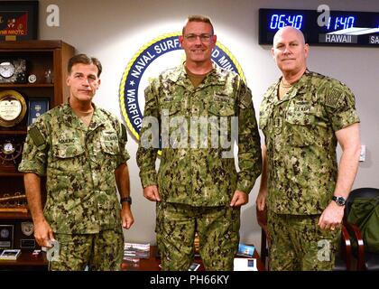 SAN DIEGO (25. Juni 2018) Adm. John aquilino, Kommandant der US-Pazifikflotte (links) und Adm. Christopher Grady, Commander, US-Flotte Kräfte Befehl, U.S. Naval Forces Northern Command (rechts), für ein Foto mit hinteren Adm darstellen. Dave Welch, Commander Naval Oberfläche und Mine Warfighting Development Center (SMWDC) am Hauptsitz SMWDC onboard Naval Station San Diego. Stockfoto