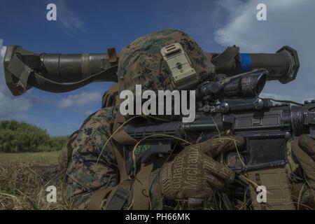 Pfc. Jamarcus Jackson, ein rifleman mit Fox Company, Bataillon Landung Team, 2nd Battalion, 5th Marines, und ein Eingeborener von Jackson, Tennessee, bietet Sicherheit während eines simulierten Hubschrauber raid als Teil der 31 Marine Expeditionary Unit MEU Übung bei Ie Shima Ausbildungsstätte, Okinawa, Japan, 25. Juni 2018. MEUEX ist das erste in einer Reihe von vor der Bereitstellung Schulungen, die Vorbereitung der 31 Marine Expeditionary Unit in kürzester Zeit bereitstellen. Die 31. MEU, das Marine Corps' nur kontinuierlich vorwärts - bereitgestellt MEU, bietet eine flexible Kraft bereit, eine breite Palette von militärischen durchführen Stockfoto