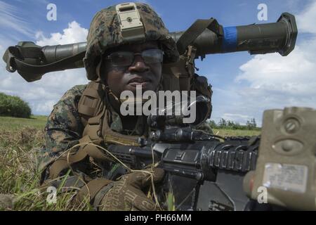 Pfc. Jamarcus Jackson, ein rifleman mit Fox Company, Bataillon Landung Team, 2nd Battalion, 5th Marines, und ein Eingeborener von Jackson, Tennessee, bietet Sicherheit während eines simulierten Hubschrauber raid als Teil der 31 Marine Expeditionary Unit MEU Übung bei Ie Shima Ausbildungsstätte, Okinawa, Japan, 25. Juni 2018. MEUEX ist das erste in einer Reihe von vor der Bereitstellung Schulungen, die Vorbereitung der 31 Marine Expeditionary Unit in kürzester Zeit bereitstellen. Die 31. MEU, das Marine Corps' nur kontinuierlich vorwärts - bereitgestellt MEU, bietet eine flexible Kraft bereit, eine breite Palette von militärischen durchführen Stockfoto