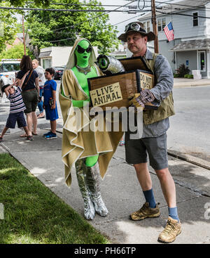 Agadir, NY/USA, 9. Juni 2018: Alien Hunter Kostüm Stockfoto