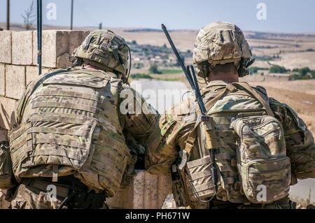 Zwei US-Soldaten halten Sie ein Auge auf die Demarkationslinie während eines Security Patrol außerhalb Manbij, Syrien, 26. Juni 2018. Diese unabhängigen, koordinierten Patrouillen mit Türkischen Streitkräfte dazu beitragen, die Stabilität, Sicherheit und die weitere Niederlage von ISIS in der Region gewährleisten. Stockfoto