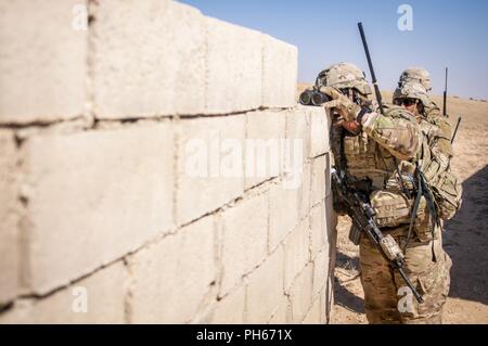 Ein US-Soldat verwendet Fernglas auf die Demarkationslinie zu schauen, während eine koordinierte, unabhängige Patrol außerhalb Manbij, Syrien, 24. Juni 2018. Die USA und die Türkei vor kurzem anfing, unabhängige, koordinierte Patrouillen zu helfen, bleibt der Bereich frei von ISIS Tätigkeit gewährleisten. Stockfoto