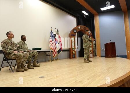 CAMP RED CLOUD, Republik Korea - Gastredner Sgt. Maj. Gabriel Camacho, 2 Infanterie Division ROK-U.S. Kombinierte Division Chirurg Sergeant Major Adressen der Absolventen der Schlacht Personal Noncommissioned Officer Kurs 16-18 während der Anfang Zeremonie bei der installation Theater 28. Juni statt. Sgt. 1. Klasse Kenneth J. Meckel, 2-ID/RUCD Communications noncommissioned Officer, anerkannt als beste Assistant Instructor sitzt auf der linken Seite der Bühne und Sgt. Maj. Tommie L. Jones, 2-ID/RUCD Logistik Sergeant Major, zuständig für die Organisation der Einrichtung des Kurses für 2-ID/RUCD beobachten Stockfoto