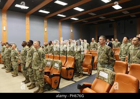 CAMP RED CLOUD, Republik Korea - 2.Infanterie Division ROK-U.S. Kombinierte Teilung Soldaten beobachten die Schlacht Personal Noncommissioned Officer Kurs 16-18 Anfang Zeremonie bei der installation Theater 28. Juni statt. Der Anfang Zeremonie markiert den Abschluss der ersten 2-ID/RUCD Kampf Personal NCO-Kurs. Stockfoto