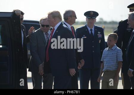 Us-Präsident Donald J. Trumpf bereitet in einer wagenkolonne Fahrzeug nach von Oberst Britt Hatley, der 119 Wing Commander begrüßt wird, bei seiner Ankunft am North Dakota Air National Guard Base, Fargo, N.D., 27. Juni 2018. Kongressabgeordnete Kevin Cramer ist Anreise mit Trumpf. Stockfoto