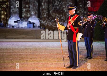 Sgt. 1. Klasse Andre Goncalves, drum Major, marschiert die US Army Europe Band auf und neben dem Feld während der 2018 internationale Militär Musik Festival in Paris. Stockfoto