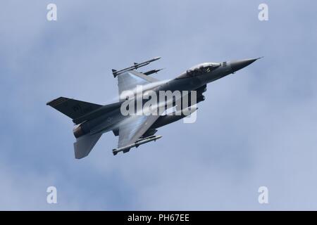 Eine F-16C Fighting Falcon zu 115 der Air National Guard Fighter Wing in Madison, Wisconsin führt einen Bombenanschlag auf eine simulierte Boden Bedrohung auf Hartholz Luft-Boden-Waffen in Central Wisconsin Juni 26, 2018 in die Luft, als Teil der 18 Die CSAREX "Suche und Rettung Übung. Die Mitglieder der 115. des Wisconsin National Guard Fighter Wing, 128. Air Control Squadron und 1 Bataillon, 147 Aviation Regiment trat Flieger mit 175-Flügel der Maryland Air National Guard bei Volk Feld Combat Readiness Training Center für die jährliche Übung konzipiert participan vertraut zu machen. Stockfoto