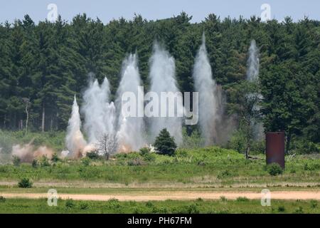 Guysers von Sand und Erde errupt, sich von den Auswirkungen der 30-mm-Kugeln auf Hartholz Luft-Boden-Waffen in Central Wisconsin als A-10 Thunderbolt II Flugzeuge zu 175 Flügel der Maryland Air National Guard zugeordnet bombardieren simulierter Bedrohung Ziele während 18 Der CSAREX "Suche und Rettung Übung. Die Mitglieder der 115. des Wisconsin National Guard Fighter Wing, 128. Air Control Squadron und 1 Bataillon, 147 Aviation Regiment trat Flieger zu 175 Flügel der Maryland Air National Guard bei Volk Feld Combat Readiness Training Center für die jährliche Übung zur familiari Stockfoto