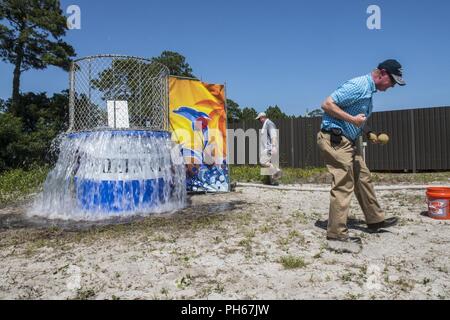 Gary Lankford feiert nach dem DUNKING US Air Force Chief Master Sgt. David Wolfe, der Befehl chief des 1 Special Operations Wing, während Freiheit Fest, Juni 22, 2018, at Hurlburt Field, Florida. Lankford diente in der US Air Force und wurde Wolfe's erste Supervisor bei F.E. Warren Air Force Base, Illinois, von 1992-1994. Freiheit Fest ist eine jährliche Veranstaltung, die Widerstandsfähigkeit bei Hurlburt Field, die am meisten eingesetzten Basis in der US Air Force zu errichten, durch die Konzentration auf Familie und Freunde beim Feiern die Unabhängigkeit der Nation. Stockfoto