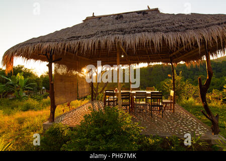 Bali Style Gartenlaube / Pavillon auf der Insel Lombok, Indonesien Stockfoto