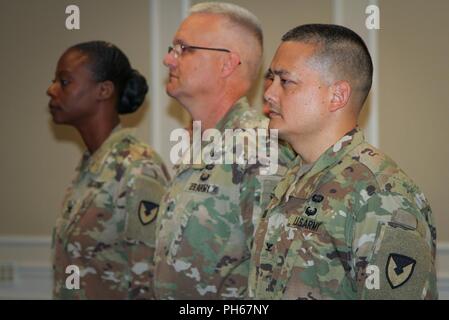 Kol. Kim M. Thomas (Hintergrund), scheidender Kommandeur der 408th Vertragsparteien Unterstützung Brigade, Brig. Gen. Paul H. Pardew (Mitte), Kommandierender General, U.S. Army Vertragsparteien Befehl und Oberst Ralph T. Borja, eingehende Kommandant der 408th CSB, stehen an Aufmerksamkeit während der 408 th Change-of-Befehl Zeremonie im Carolina Himmel Club und Conference Center at Shaw Air Force Base, South Carolina, 22. Juni 2018. Stockfoto